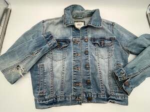 Forever 21 Women's Distressed Light Wash Classic Denim Trucker Jacket Size S